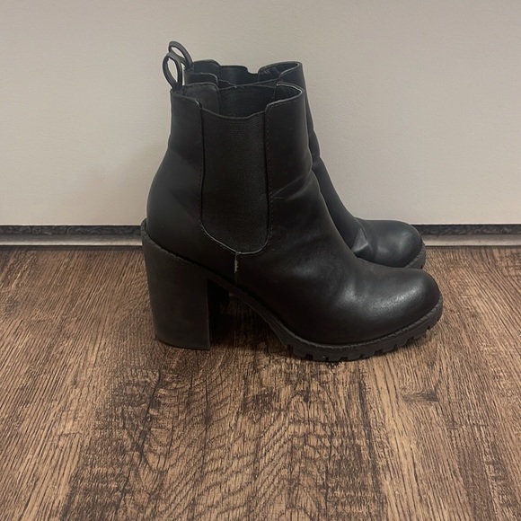 MOD ON TREND | Black pull on Bootie - Picture 2 of 3